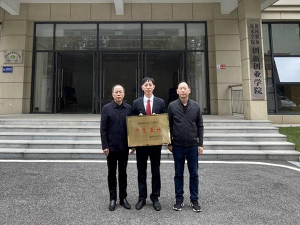 f4ec17de859743ebba5ff02b0b2c7c8e.jpg f4ec17de859743ebba5ff02b0b2c7c8e.jpg