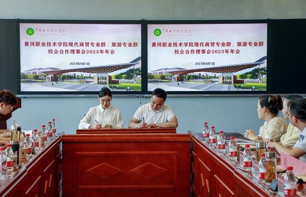 4e529af5df954221b6e77fcb19b1e831.jpg 4e529af5df954221b6e77fcb19b1e831.jpg