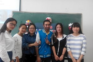 湖南师大留学生春季实习团来XK星空学习京剧脸谱绘制艺术