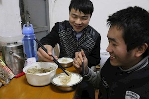 2015年教工摄影比赛作品 - 爱是你我同行